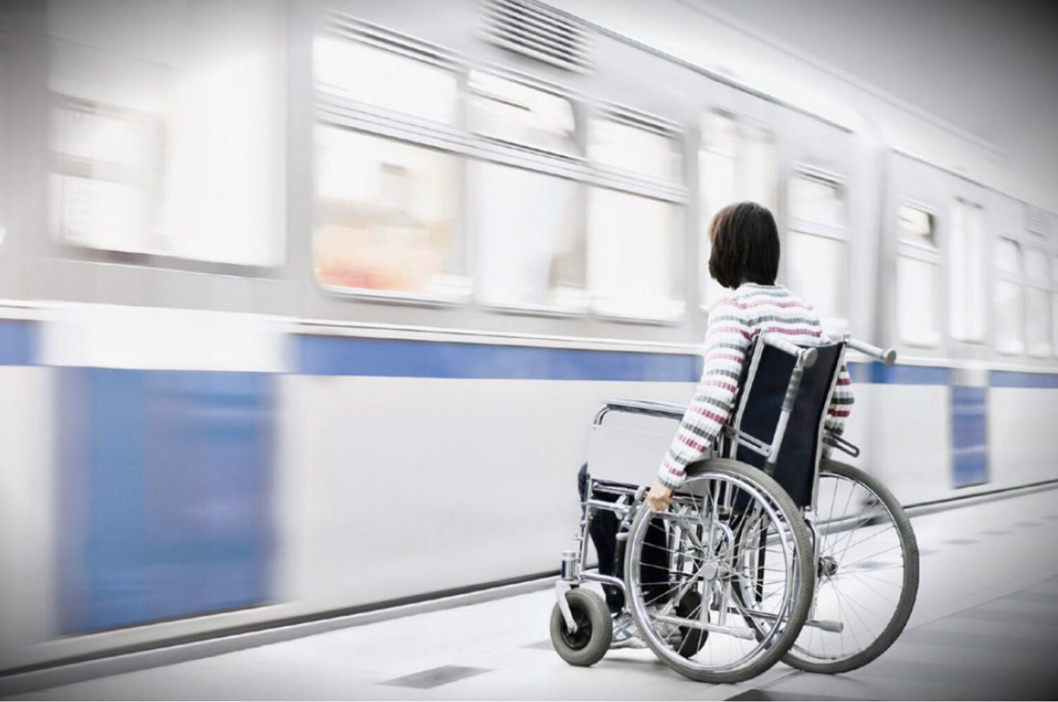 Билеты для инвалидов 1 группы. Маломобильные пассажиры на Железнодорожном транспорте. Транспорт для инвалидов колясочников. Транспорт для маломобильных людей. Доступная среда для инвалидов колясочников.
